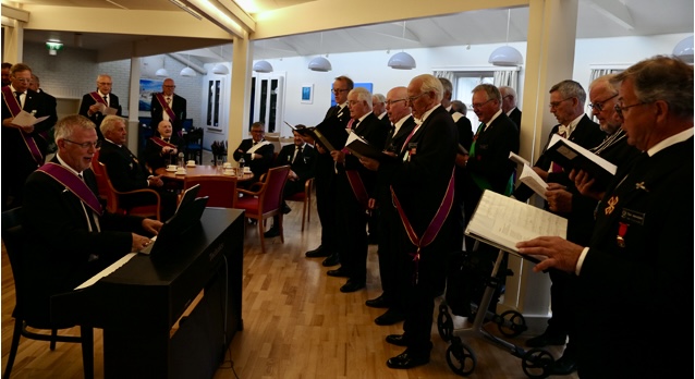 Gjøvik Frimurerkor bidro med flott, speiderinspirert sang under møtet, og i pausen etter møtet