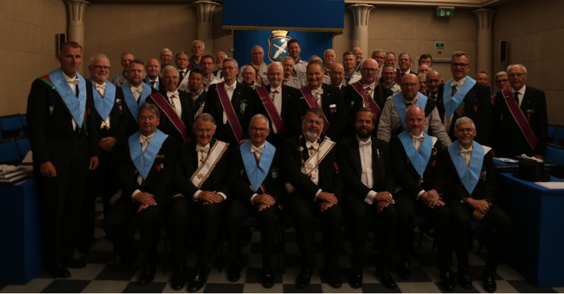 Recipiend og embedsverk sammen med logebrødre med speiderbakgrunn – med og uten speiderdrakt