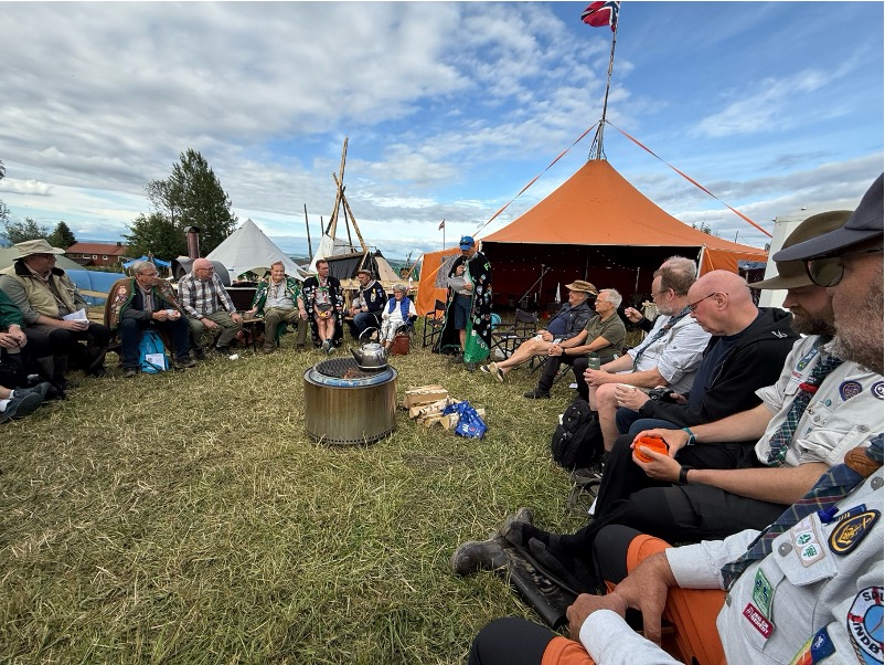 En fin besøksdag i leiren med kaffe hos St. Georgsgildene og leirbål hos Furnesspeiderne